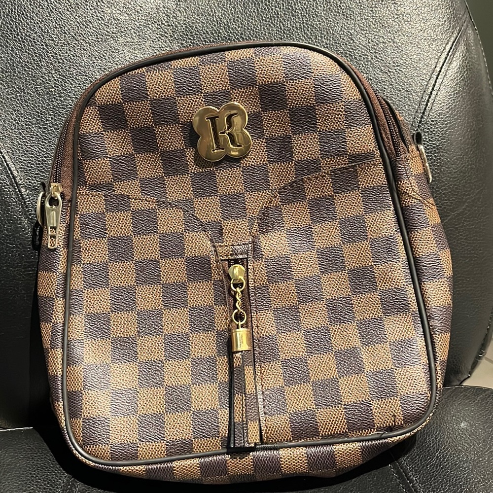 This is a two in one bag. Which could be used as a bag pack and sling.
